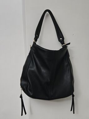 Classic Black Leather Shoulder Bag - Sleek Everyday Tote